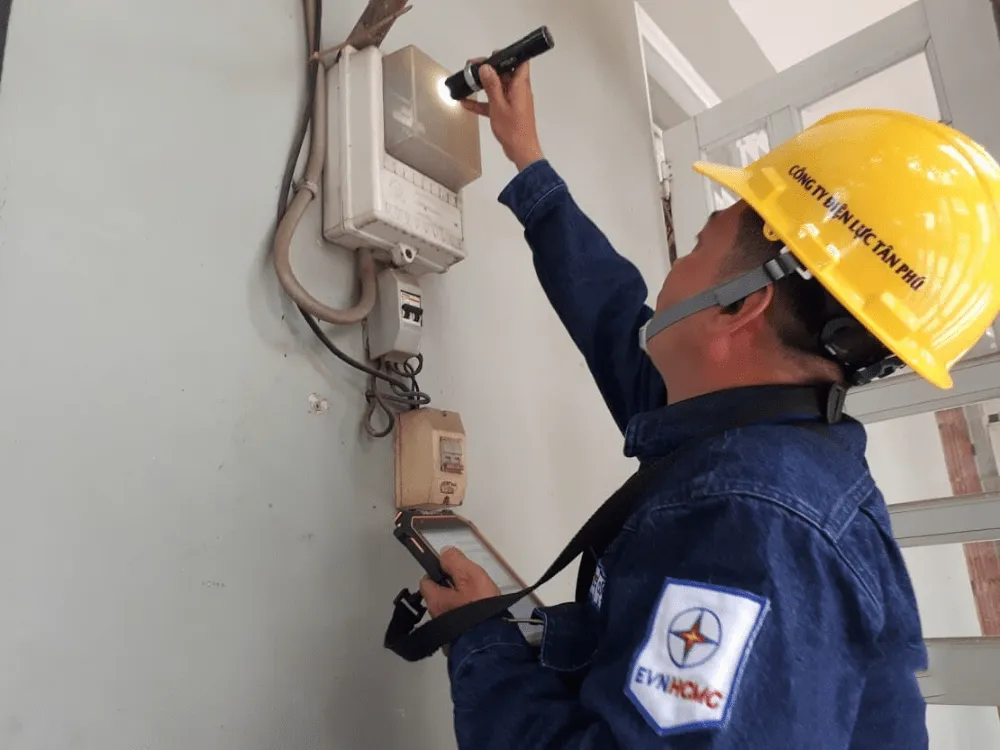 Hình ảnh minh họa kiểm tra hiện trạng của đồng hồ